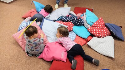 Hromada polštářů na konci setkání nesmí chybět