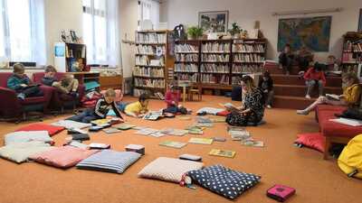 Čtení knih po úspěšném zvládnutí knižního domina - Knihovna Břetislava Kafky, listopad 2021