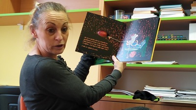 Lupiči příběhů s knihou Petra Horáčka - Ve školní knihovně v Horním Kostelci, leden 2021