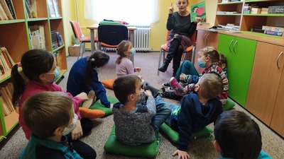 Lupiči příběhů s knihou Petra Horáčka - Ve školní knihovně v Horním Kostelci, leden 2021