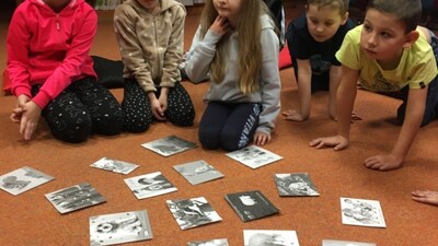 Skládání knižních obálek - Knihovna Břetislava Kafky, leden 2022