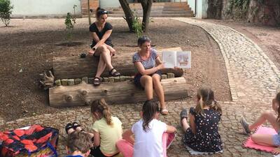 Čtení knihy V knihovně je lev - Zahrada příběhů Knihovny Břetislava Kafky, červen 2021