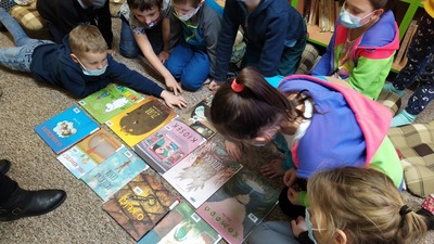 Lupiči příběhů a bilderbuchy - Ve školní knihovně v Horním Kostelci, leden 2021