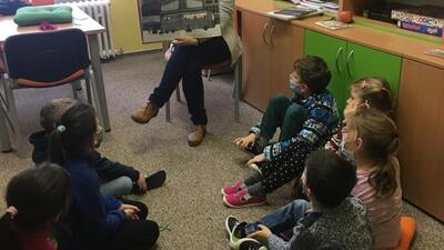 Práce s knihou - Ve školní knihovně v Horním Kostelci, leden 2021