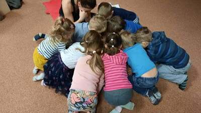 Dubnový Bookstart - Prohlížení obrázků z blízka 