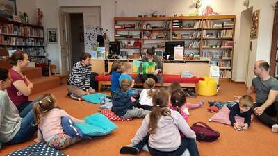 Dubnový Bookstart - Čtení knihy Kamarád pro medvěda od P. Horáčka