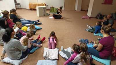 Dubnový Bookstart - Čtení knihy Pompon se nudí od B. Chauda