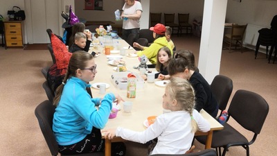 Společná snídaně v podkroví knihovny