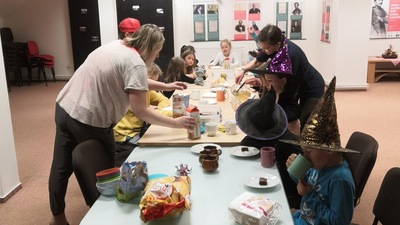 Společná snídaně v podkroví knihovny