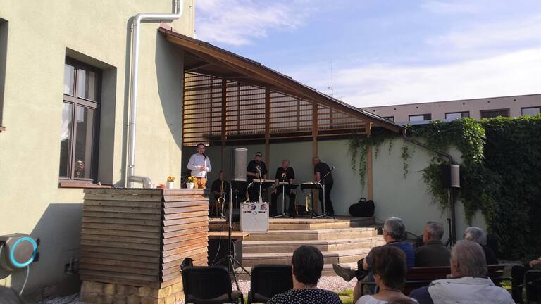 Swing sextet v zahradě