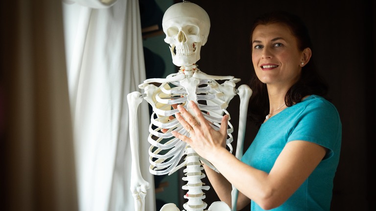 Židle a kancelář, koordinovaný sed, cvičení v kanceláři