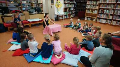 Co asi v tom koši bude? - MŠ Náchodská na podzimní návštěvě v knihovně (podzim 2021)