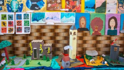 Nová výstava v průjezdu knihovny