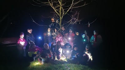 Úkol splněn, obrázky pohádek Hanse Christiana Andersena na náš knihovnický Pohádkovník navěšeny