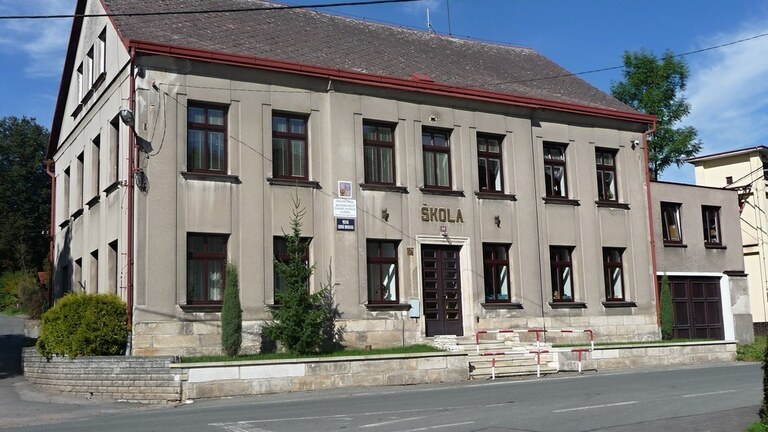 Budova ZŠ a MŠ v Olešnici, kde sídlí olešenská pobočka Knihovny BK ČK