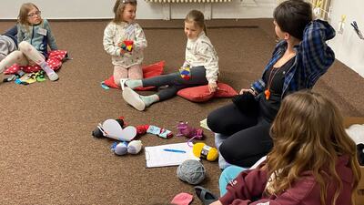 Přípravujeme se na vyrábění loutek z ponožek.