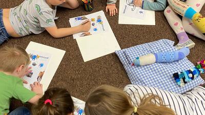 Kdo má hotovo, vybarvuje lichožrouty a hledá cestu pro lichožrouty k ponožkám.