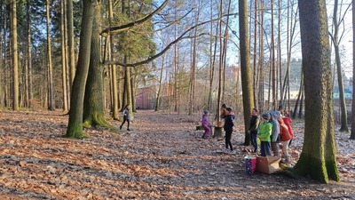 Hledáme ukradené ponožky v lese u knihovny.