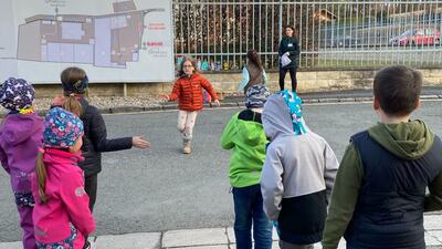 Párujeme ponožky a věšíme je na šňůru.