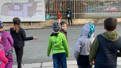 Párujeme ponožky a věšíme je na šňůru.