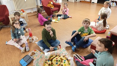 Chvíle ticha během bláznivého odpoledne aneb Po běhání venku nám docela vyhládlo a svačíme :)