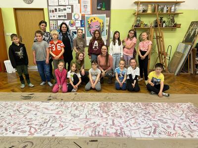 Děti ze ZUŠ vytvořily výzdobu pro dětské oddělení knihovny pod vedením umělkyně Lindy Retterové