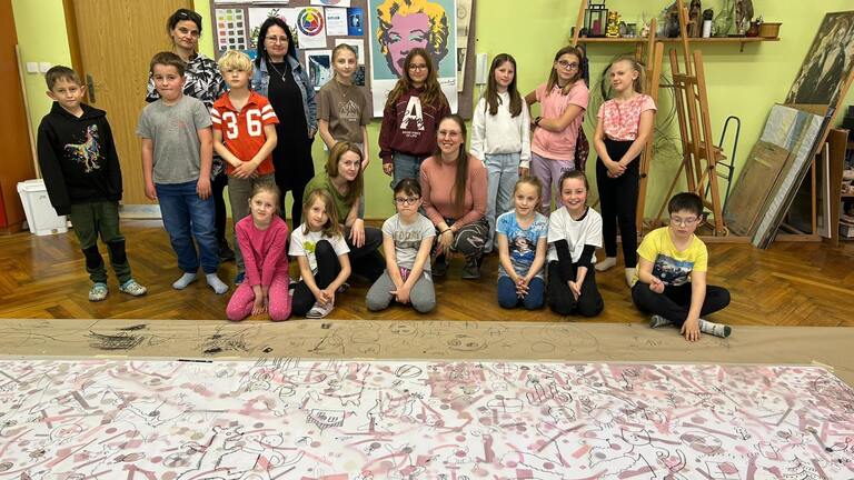 Děti ze ZUŠ vytvořily výzdobu pro dětské oddělení knihovny pod vedením umělkyně Lindy Retterové Děti ze ZUŠ vytvořily výzdobu pro dětské oddělení knihovny pod vedením umělkyně Lindy Retterové